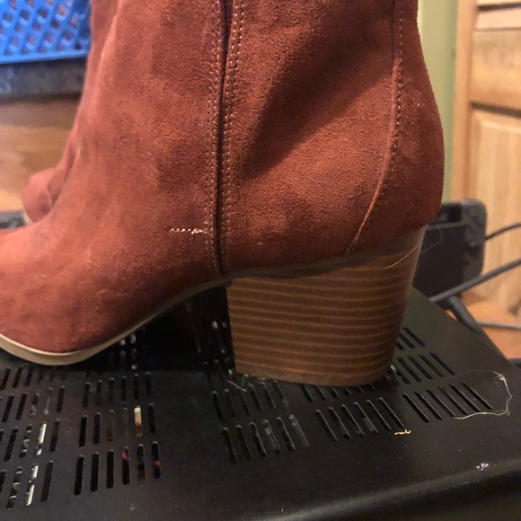 Heeled booties 9 Wide - Picture 2 of 3